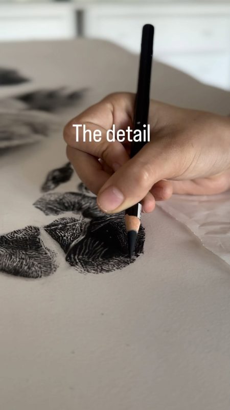 จอร์เจีย แฮร์ริส กับ ร็อบ แฮร์ริส กำลังใช้ดินสอถ่านวาดลวดลายลงบนกระดาษ