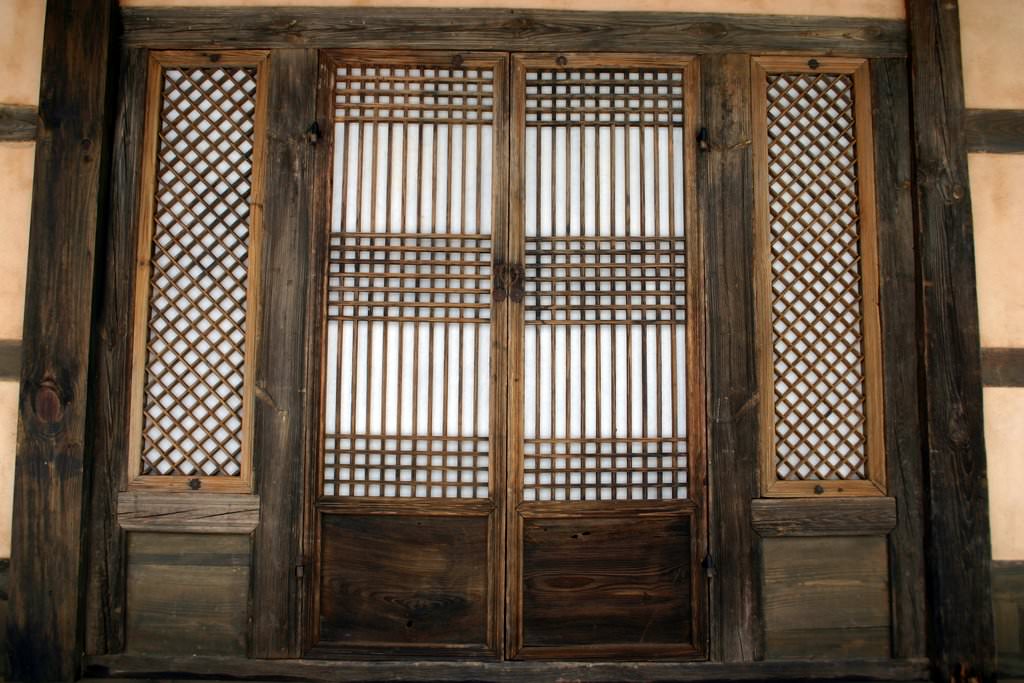ประตูที่มีกระดาษฮันจิเป็นส่วนประกอบภายในบ้านดั้งเดิมของเกาหลี